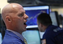 Manufaktur Dunia Melambat, Wall Street Terkoreksi Tajam
