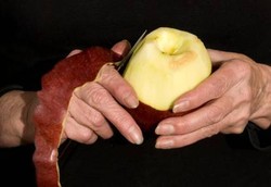 Tidak usah Dikupas, Kulit Apel Bisa Mencegah Kegemukan