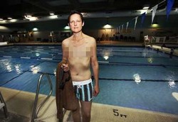 Cuma Perempuan Ini yang Boleh Renang di Kolam Umum Tanpa Bra