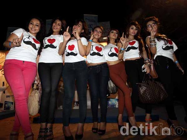 Wow! Ada Kumis di Dada Wanita-wanita Cantik Ini