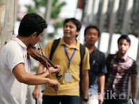 Mengais Rejeki yang Halal dengan Biola