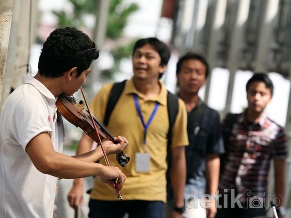 Mengais Rejeki yang Halal dengan Biola