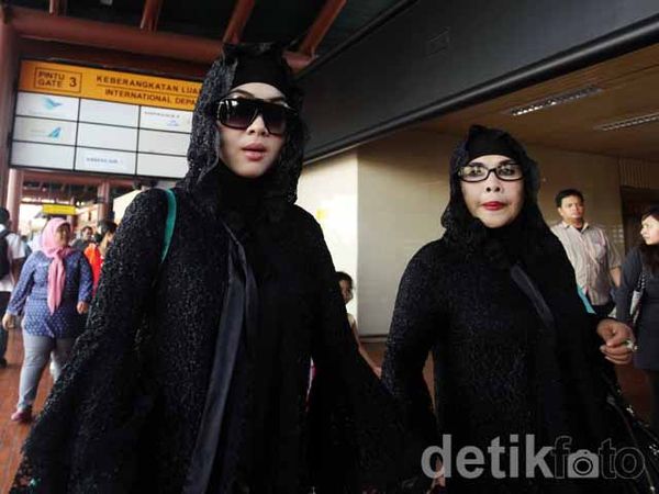 Syahrini Berangkat Umroh Tanpa Ditemani Bubu