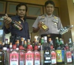 Polisi Gerebek Kios Milik Wanita Penjual Miras