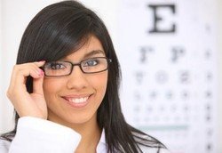 Ini yang Bikin Perempuan Lebih Cepat Butuh Kacamata