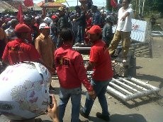 Tuntut Outsourcing Dihapus, Pekerja Jebol Gerbang Pertamina Balongan