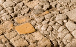 Ya Ampun, Wisatawan di Roma Congkel Batu Jalanan