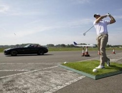 Coulthard Tangkap Bola Golf Berkecepatan Tinggi Sambil Nyetir 