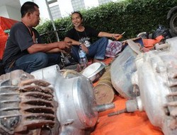 Suka Duka Pedagang Spare Part Motor Antik