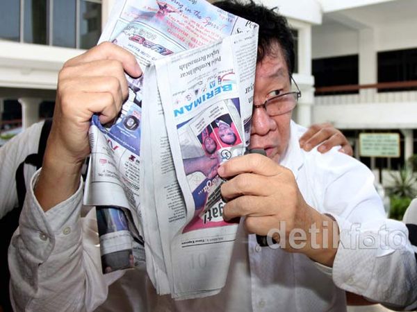 Menutup Wajah, Buron Korupsi Rp 5,6 M Ditangkap