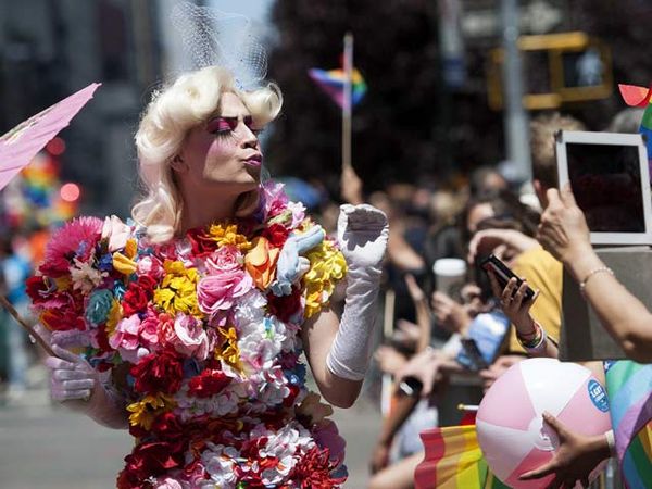 Warna-warni Pawai Heboh Para Gay di NY