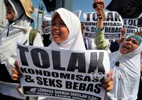 Perempuan Demo Tolak Penggunaan Kondom