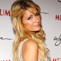 Paris Hilton Tampil Perdana Jadi DJ di Brazil