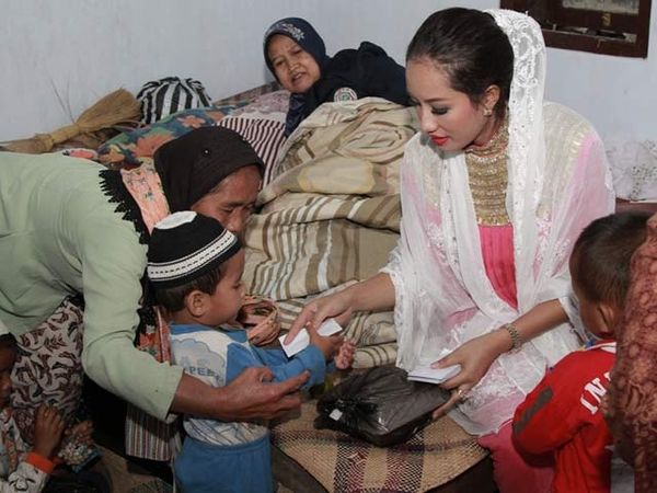 Shinta Bachir Santuni Anak Yatim