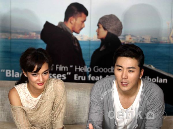 Atiqah Hasiholan-Eru Duet di Hello GoodBye