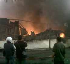 Gudang Mainan di Raya Dupak Rukun Terbakar