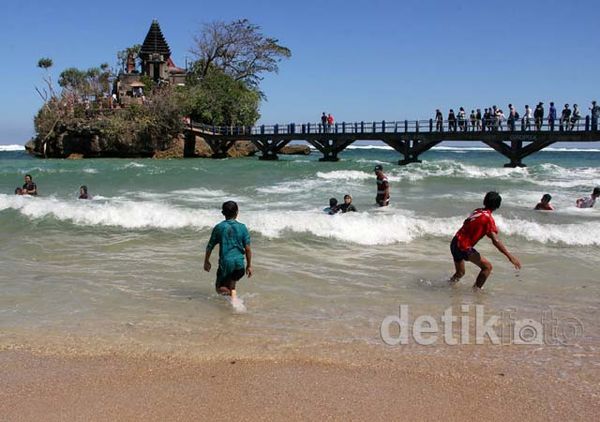 Berlibur di Pantai Balekambang