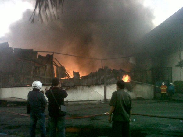 Gudang Mainan di Raya Dupak Rukun Terbakar