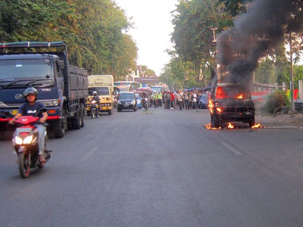 Pick Up Hitam Hangus Dilalap Api