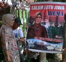 Poster Istri Walikota Malang Dipaku di Pohon