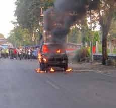 Pick Up Hitam Dilalap Api di Dekat Pintu Keluar Terminal Purabaya