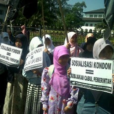 HTI Bandung Turun ke Jalan Tolak Kebijakan Menkes Soal Kondom