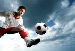 Terlalu Mengandalkan 1 Kaki Saja Bisa Bahayakan Pemain Bola