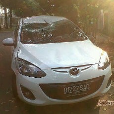 Mazda2 yang Terbalik di Jl Gunawarman Dikendarai Kakek-Nenek