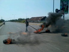 Kecam Kunjungan Wapres Boediono, Mahasiswa Makassar Blokir Jalan Tol