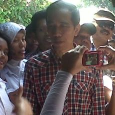 Kunjungi Pasar Jongkok Semper, Jokowi Beli Tempe Rp 100 Ribu