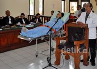 Nenek Loena Diadili di Atas Tempat Tidur