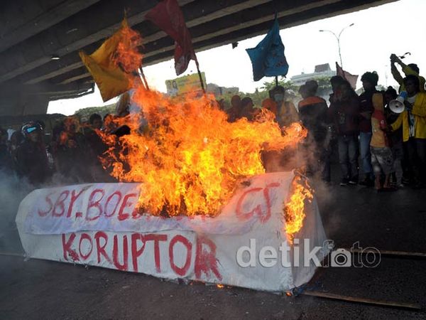 Aksi Bakar Keranda Sambut Boediono di Makassar