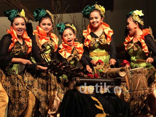 Langgir Badong Unjuk Gigi di Depan Menteri