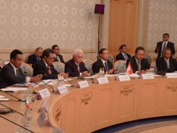 Hatta Terbang ke Rusia Incar Investasi KA dan Smelter Tambang