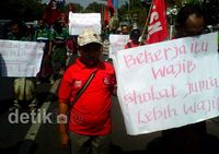 Di-PHK Gara-gara Salat Jumat, Puluhan Pekerja Demo