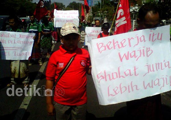 Di-PHK Gara-gara Salat Jumat, Puluhan Pekerja Demo