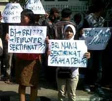 Puluhan Warga Graha Dewata Ngeluruk BI Malang