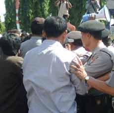 Mahasiswa Tuntut Transportasi di Kangean Lancar Diwarnai Aksi Dorong