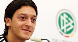 Oezil Pede Jerman Kalahkan Italia