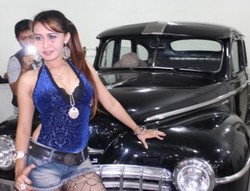 Wanita Seksi dan Kendaraan Antik