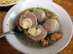 Menyesap Nikmatnya Kuah Bakso Seuseupan