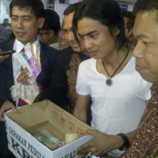 Charly Setia Band Ngamen Kumpulkan Koin untuk Gedung KPK