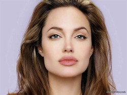 Jolie Saat Masih Sekolah, Apakah Seseksi Sekarang? Ini Fotonya!