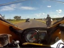 Hiiyy, Ada Ular Merayap di Motor Saat Melaju di 260 Km/Jam