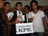 Charly Serahkan Uang Hasil Ngamen ke Komisi III