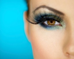 Teknik Make-up Agar Mata Sipit Tampak Lebih Bulat