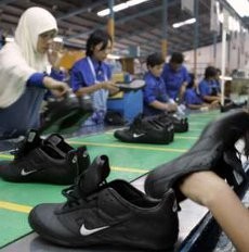 Punya Kaos Kaki & Deodoran Jadi Ukuran Kelayakan Hidup Pekerja