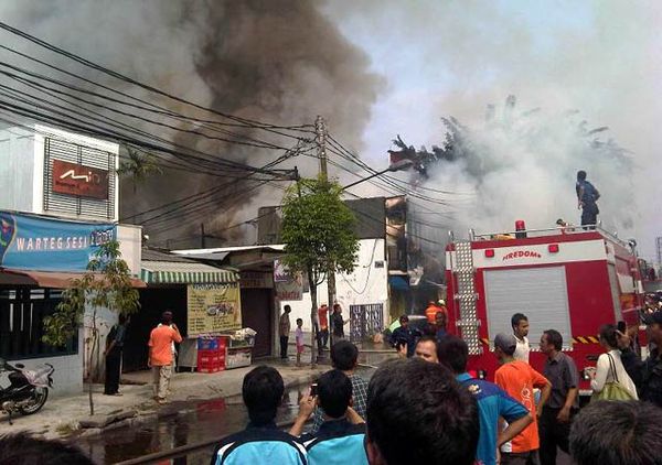 Ruko di Jl Dewi Sartika Terbakar