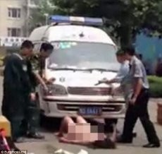 Walah! Wanita China Tabrak 2 Orang Lalu Bugil Depan Ambulans