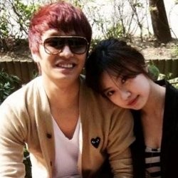 Ultah, Simon D Hadiahkan Mawar Emas untuk Lady Jane